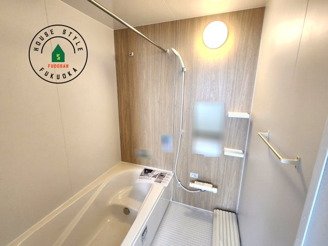 福岡市東区舞松原5丁目第4-2棟（1号棟）の内観：施工例|1日の疲れを癒してくれる広々バスルーム。雨の日のお洗濯にも大活躍な浴室乾燥機付です！