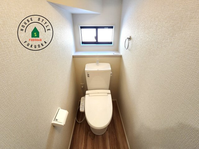 福岡市東区舞松原5丁目第4-2棟（1号棟）の内観：施工例|温水洗浄便座を完備しております。2ヶ所にトイレがあるのは朝の慌ただしい時間も安心です。