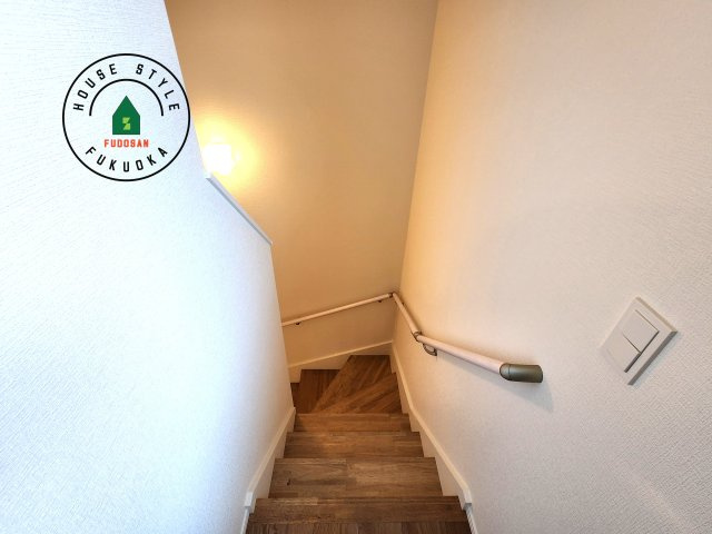 福岡市東区舞松原5丁目第4-2棟（1号棟）の内観：施工例|階段からも明るい光が入ります。採光や通風も階段の重要な役割です。