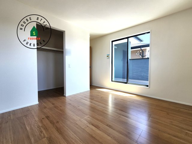 福岡市東区舞松原5丁目第4-2棟（1号棟）の内観：施工例|主寝室には収納力に優れたクローゼットがありますので、お部屋もすっきり片付きます。