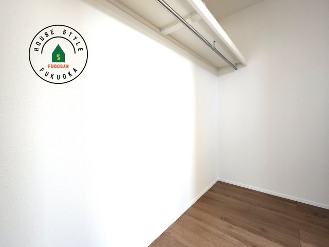 福岡市東区舞松原5丁目第4-2棟（1号棟）の内観：施工例|洋服や大きな荷物が多い方や人数の多いご家族などは、一般的なクローゼットよりもウォークインクローゼットのほうが使い勝手が良いです。