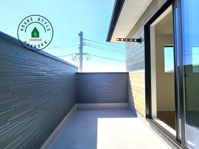 福岡市東区舞松原5丁目第4-2棟（1号棟）の外観：施工例|風をしっかりと感じられるバルコニーでは、毎日が洗濯日和です。広々としているので洗濯も楽しくなるでしょうし、気分転換にバルコニーからの眺めを楽しむのもいいでしょう。