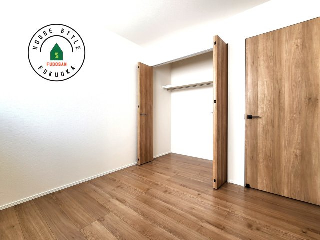 福岡市東区舞松原5丁目第4-2棟（1号棟）の内観：施工例|落ち着いた色調の洋室です。