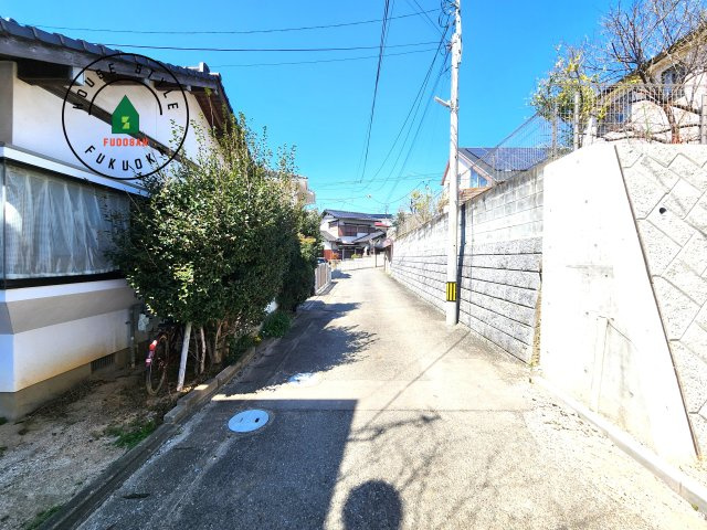 福岡市東区舞松原5丁目第4-2棟（1号棟）の前面道路含む現地写真|前面道路は閑静な住宅地をはしる車通りの少ない道路。お車の出し入れが苦手なママや小さなお子様にも安心ですね。しっかり舗装もされているので、ベビーカーや自転車で通っても快適に通行できます。
