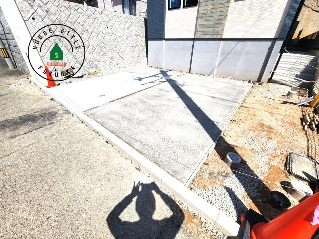 福岡市東区舞松原5丁目第4-2棟（1号棟）の駐車場|広々した駐車場になります。3台並列駐車となります。