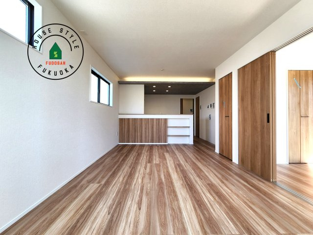 福岡市東区舞松原5丁目第4-2棟（1号棟）の内観：施工例|ご家族を近くに感じられる対面キッチンのLDK。会話もはずみそうですね。