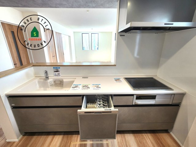 福岡市東区舞松原5丁目第4-2棟（1号棟）の内観：施工例|キッチン。グリル・食器洗い乾燥機・浄水器も完備。