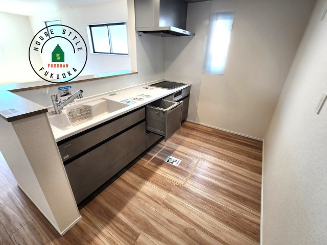 福岡市東区舞松原5丁目第4-2棟（1号棟）の内観：施工例|ダイニングテーブルへの配膳がラクラク、お料理はかどるカウンター付きシステムキッチン！