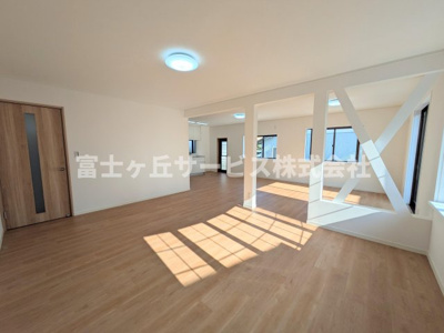 【居間・リビング】 | 浜松市浜名区善地 中古戸建て | リビングダイニングです