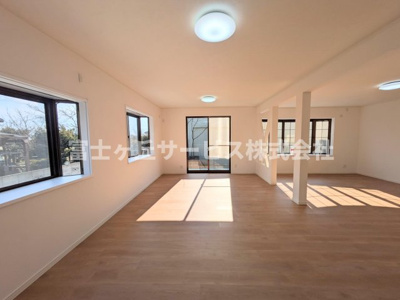 【居間・リビング】 | 浜松市浜名区善地 中古戸建て | キッチンから見たリビングです