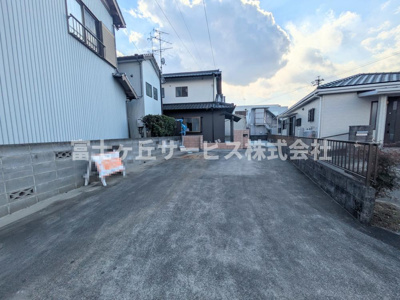 【駐車場】 | 浜松市浜名区善地 中古戸建て | ３台駐車可能です