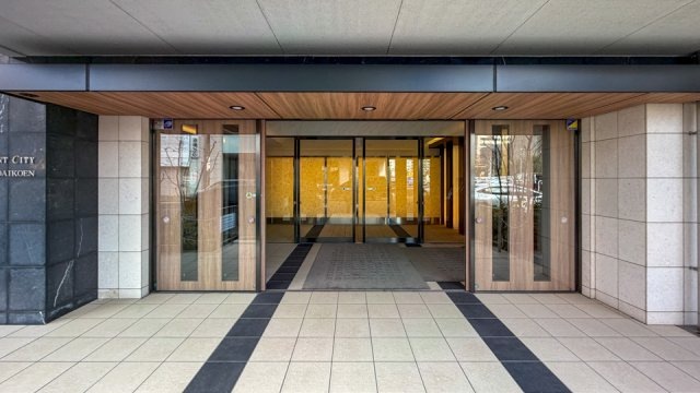 ザ・エクセレントシティ本町　勾当台公園のエントランス