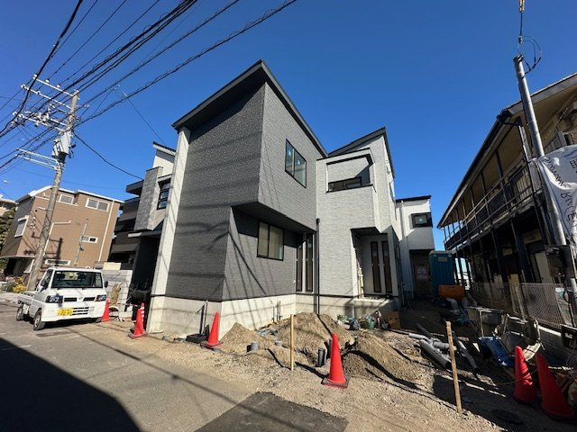 藤沢市辻堂１丁目　新築戸建　全２棟の前面道路含む現地写真|1月23日撮影　建築中　現地外観