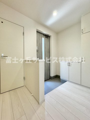【玄関】 | 静岡市駿河区下川原5丁目 10期 新築一戸建て 2号棟 | 収納もある玄関です