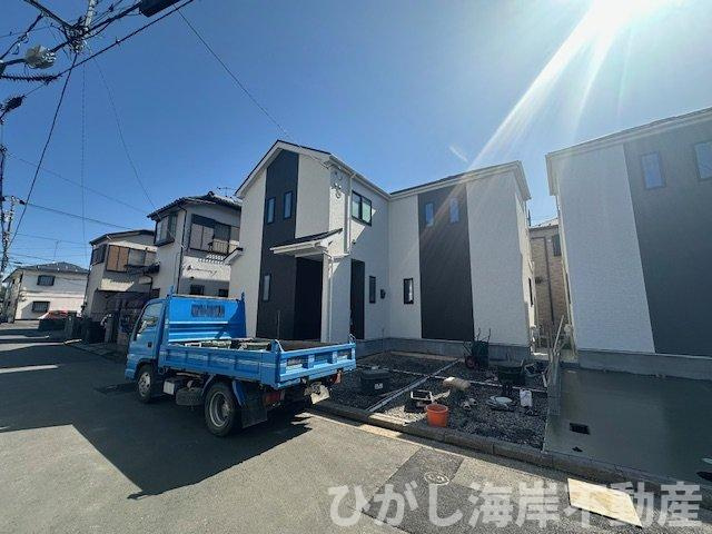 茅ヶ崎市香川4丁目　新築戸建　全２棟の前面道路含む現地写真|1月24日撮影　建築中　現地外観