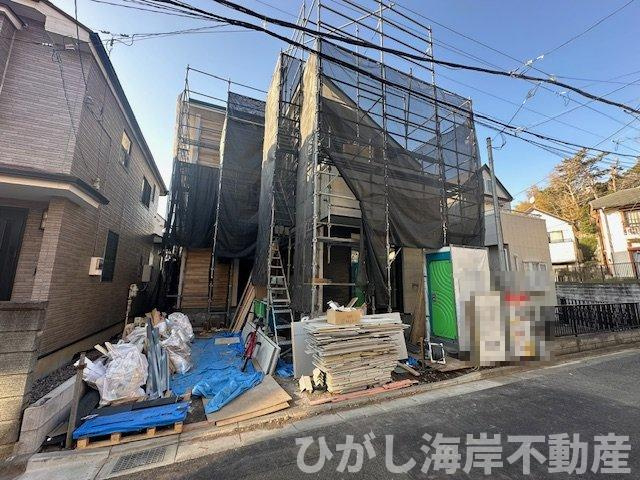 藤沢市片瀬１丁目　新築戸建の前面道路含む現地写真|1月23日撮影　建築中　現地外観