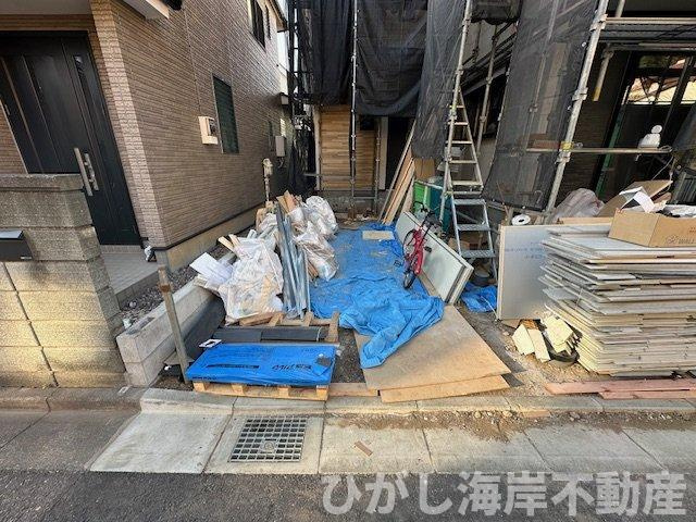 藤沢市片瀬１丁目　新築戸建の駐車場|1月23日撮影 外構工事中　駐車スペース