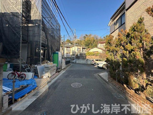藤沢市片瀬１丁目　新築戸建の前面道路含む現地写真|1月23日撮影　建築中　現地外観