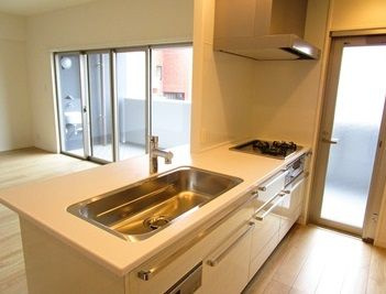 アーバンパレス六ツ門セントラルベースのキッチン|3口コンロ・グリル付きの使いやすいシステムキッチンです♪