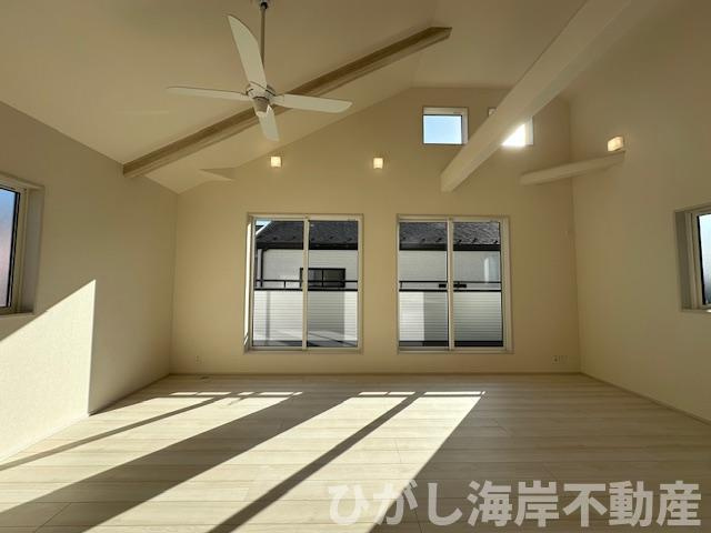 藤沢市羽鳥５丁目　新築戸建　全3棟のダイニング|20帖　勾配天井のLDK