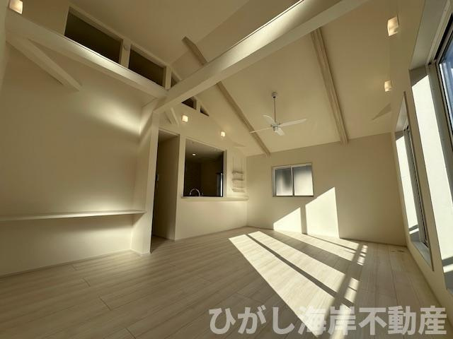 藤沢市羽鳥５丁目　新築戸建　全3棟の居間・リビング|20帖　勾配天井のLDK