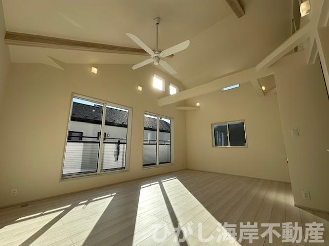 藤沢市羽鳥５丁目　新築戸建　全3棟の居間・リビング|20帖　勾配天井のLDK