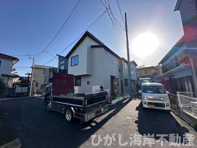 茅ヶ崎市東海岸北2丁目　新築戸建　全３棟の前面道路含む現地写真|3月14日撮影　建築中　現地外観
