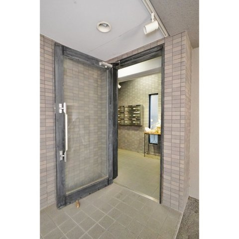 岐阜市加納安良町のアパートのエントランス