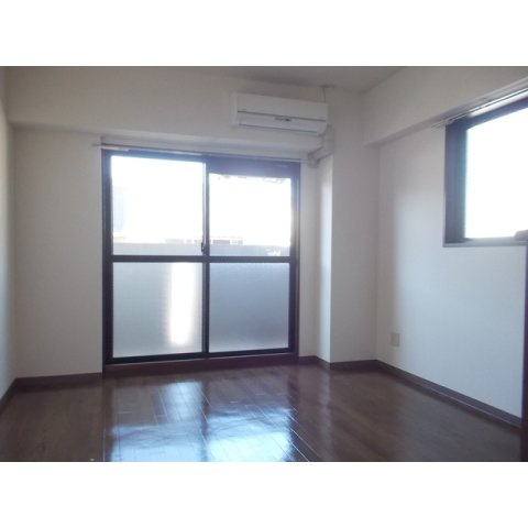 岐阜市加納安良町のアパートの居間・リビング|洋室8帖