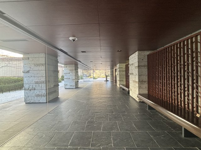 アトラス江戸川アパートメントのエントランス