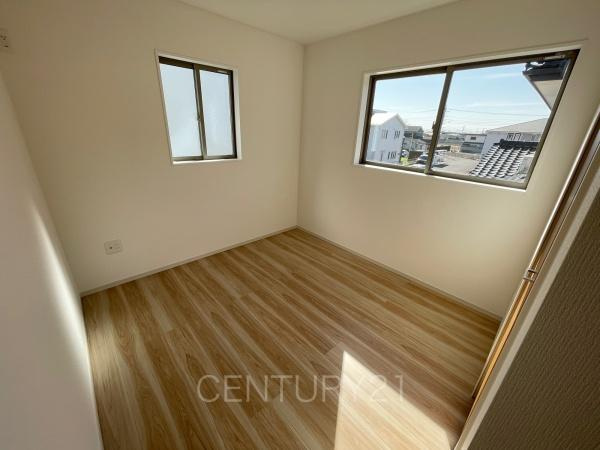 前橋市北代田町2期 3号棟の子供部屋|２面採光の明るい洋室です。