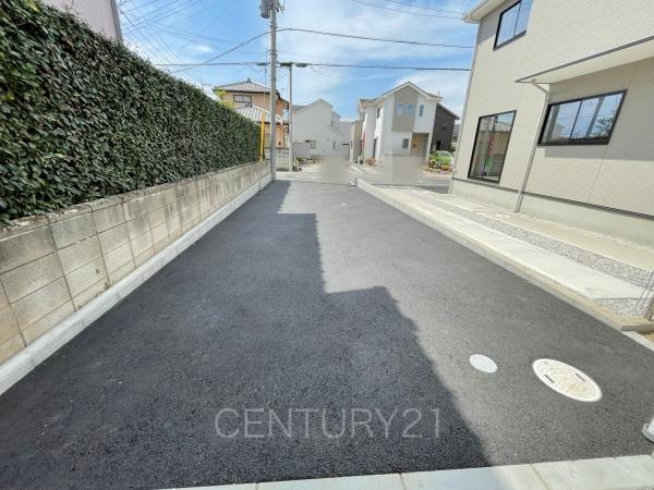 前橋市北代田町2期 3号棟の前面道路含む現地写真|通行者から目線が合いづらい立地条件です。