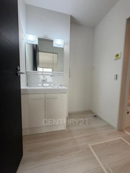 前橋市北代田町2期 1号棟の独立洗面台|三面鏡付きの洗面台には鏡の裏に収納があり、すっきり片付けられます。
洗髪も可能な伸縮機能つきシャワーヘッドです。