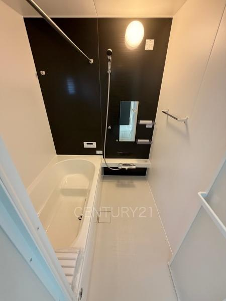 前橋市北代田町2期 1号棟の浴室|ゆったりと寛げる大型バスタブ。
足を伸ばしたまま入浴可能です。
浴室乾燥機付きで天候が悪い日でも洗濯をして衣類を乾燥させることができます。