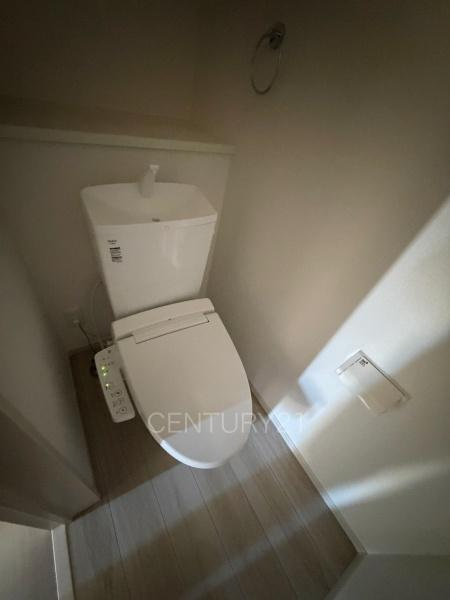 前橋市北代田町2期 1号棟のトイレ|１階トレイです。
温水シャワー洗浄機能付きです。