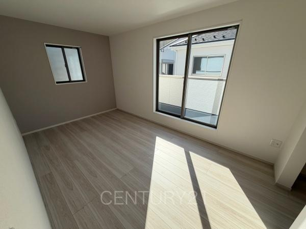 前橋市北代田町2期 1号棟の寝室|２面採光の明るい洋室です。