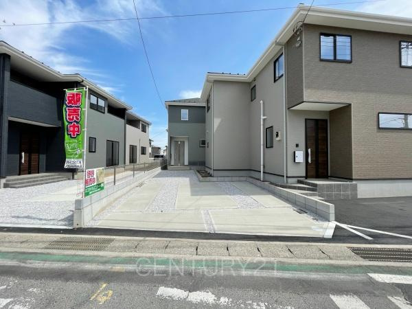 前橋市北代田町2期 1号棟の前面道路含む現地写真|通行者から目線が合いづらい立地条件です。