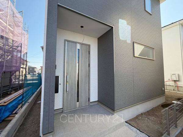 前橋市北代田町2期 1号棟の玄関|郵便物を守る鍵付きポストです。
インターホンは録画機能付きで防犯面に優れます。