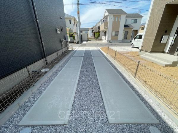 前橋市北代田町1期 2号棟の前面道路含む現地写真|通行者から目線が合いづらい立地条件です。