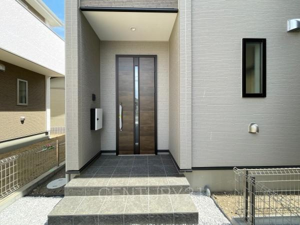 前橋市北代田町1期 2号棟の玄関|郵便物を守る鍵付きポストです。
インターホンは録画機能付きで防犯面に優れます。