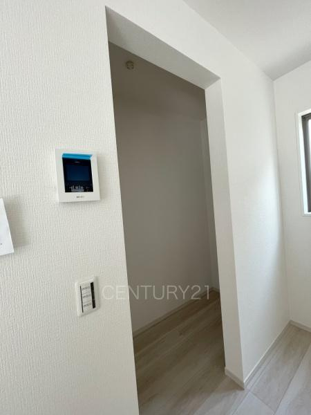 前橋市北代田町1期 1号棟のキッチン|キッチン横に食材等の収納に便利な収納スペース付き。