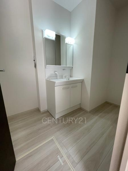 前橋市北代田町1期 1号棟の独立洗面台|三面鏡付きの洗面台には鏡の裏に収納があり、すっきり片付けられます。
洗髪も可能な伸縮機能つきシャワーヘッドです。