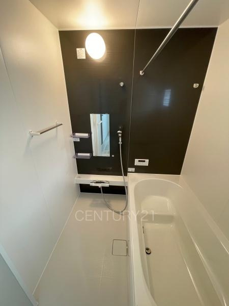 前橋市北代田町1期 1号棟の浴室|ゆったりと寛げる大型バスタブ。
足を伸ばしたまま入浴可能です。
浴室乾燥機付きで天候が悪い日でも洗濯をして衣類を乾燥させることができます。