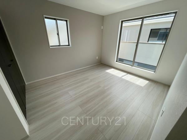 前橋市北代田町1期 1号棟の寝室|２面採光の明るい洋室です。