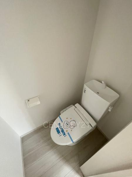 前橋市北代田町1期 1号棟のトイレ|２階トイレです。
温水シャワー洗浄機能付きです。