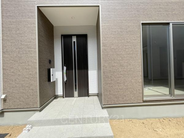 前橋市北代田町1期 1号棟の玄関|郵便物を守る鍵付きポストです。
インターホンは録画機能付きで防犯面に優れます。