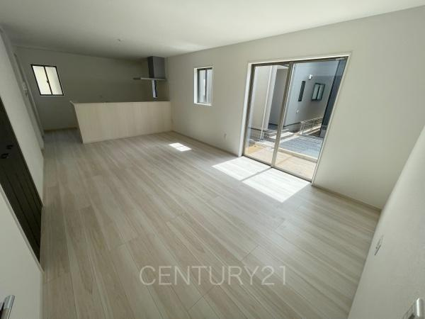 前橋市北代田町1期 1号棟の居間・リビング|大きいソファーがおける広々リビング