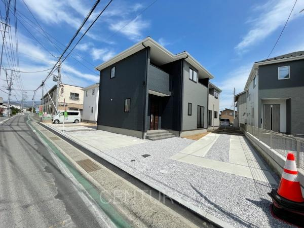 前橋市北代田町1期 3号棟の前面道路含む現地写真|並列駐車可能な駐車場スペースです。