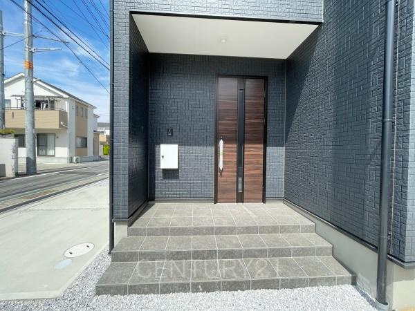 前橋市北代田町1期 3号棟の玄関|郵便物を守る鍵付きポストです。
インターホンは録画機能付きで防犯面に優れます。