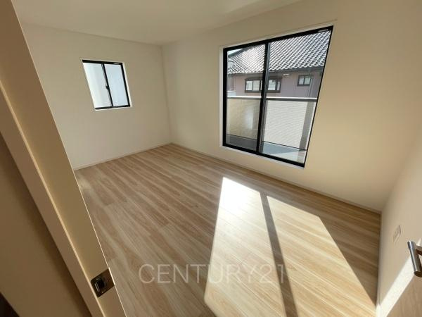 前橋市北代田町2期 2号棟の寝室|２面採光の明るい洋室です。